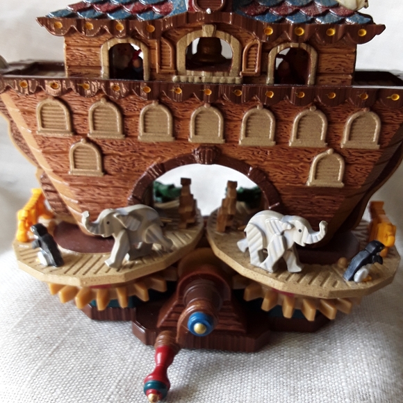 Hallmark 2006 Noah's Ark Magic Motion Animals Christmas Ornament - Picture 2 of 13